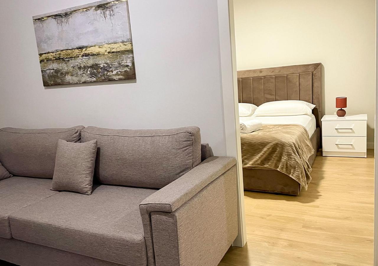 Home Inn Apartment Near City Center Tirana Bagian luar foto